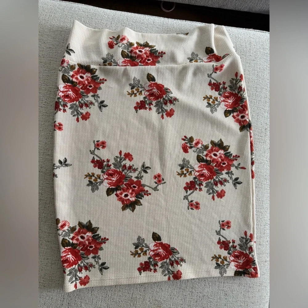 LuLaRoe Stretchy Floral Pencil Skirt Fall- Red and Green Rare Pattern - Picture 4 of 4